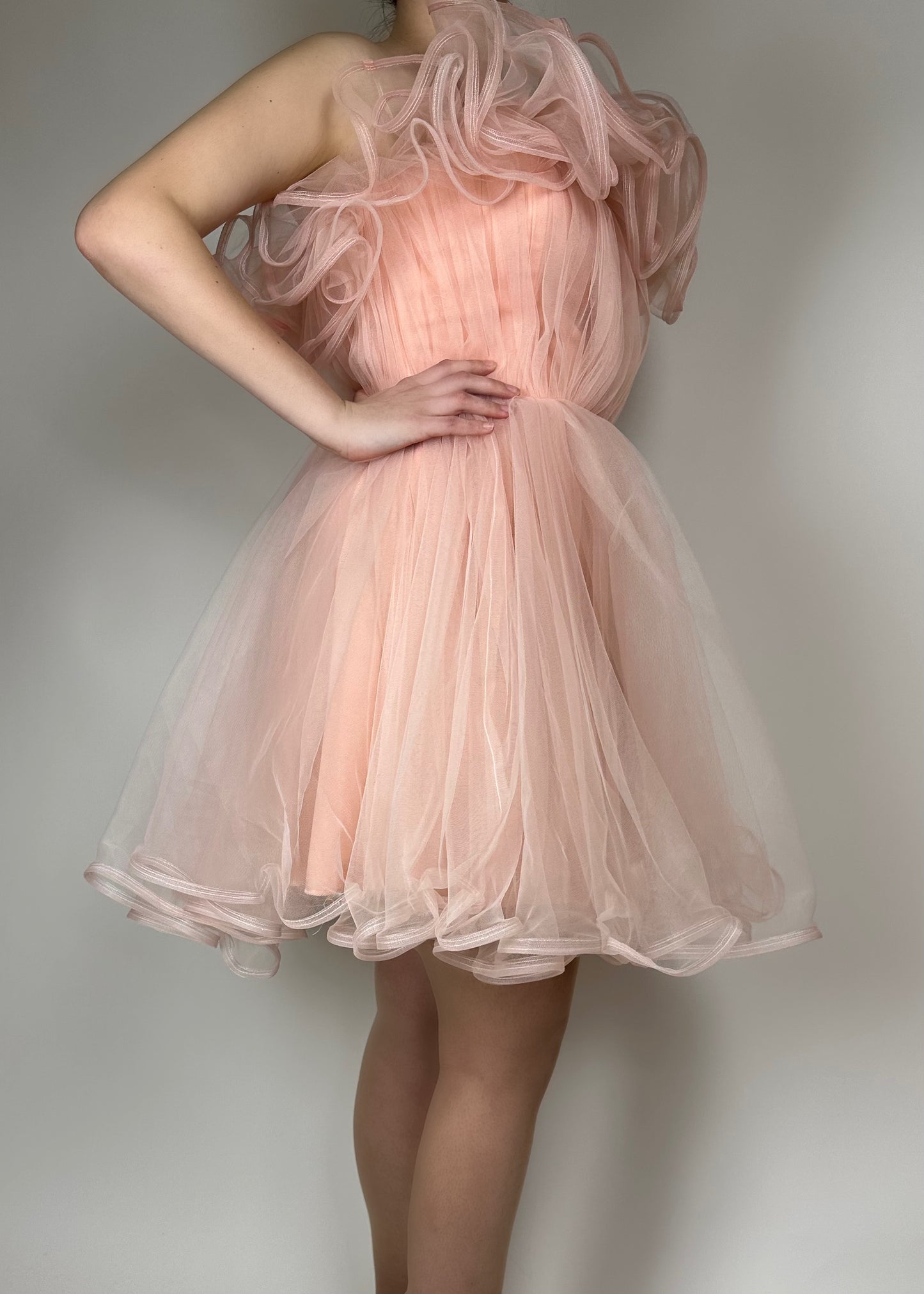 Къса рокля без ръкави, изработена от ефирен шифон