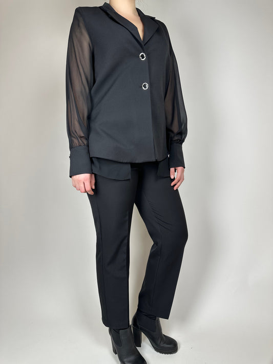 Костюм с класически панталон тип "цигара" и сако с ефектен шифонен ръкав