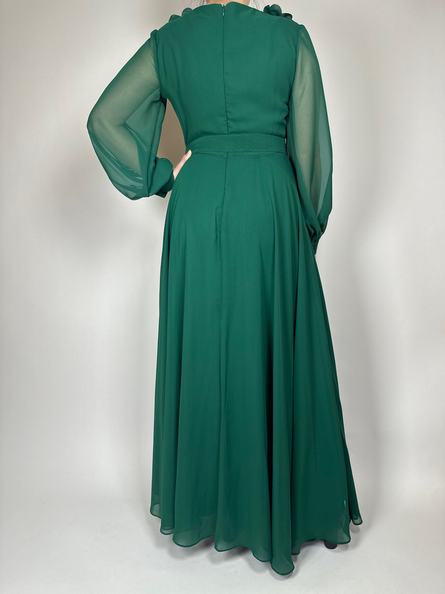 Широка и ефирна рокля с шифонен ръкав