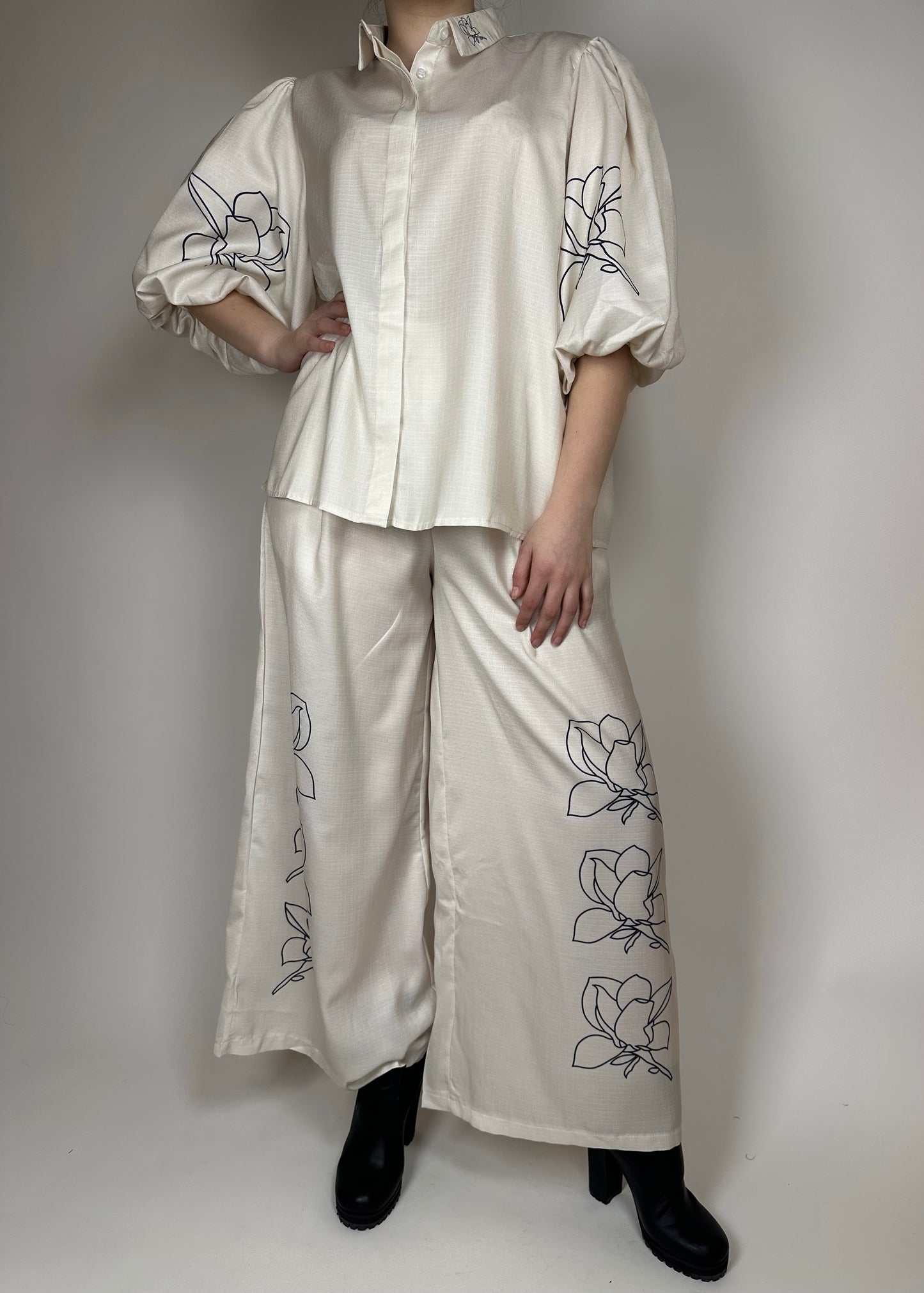 Свободен и удобен комплект с 3/4 ръкав и флорални мотиви