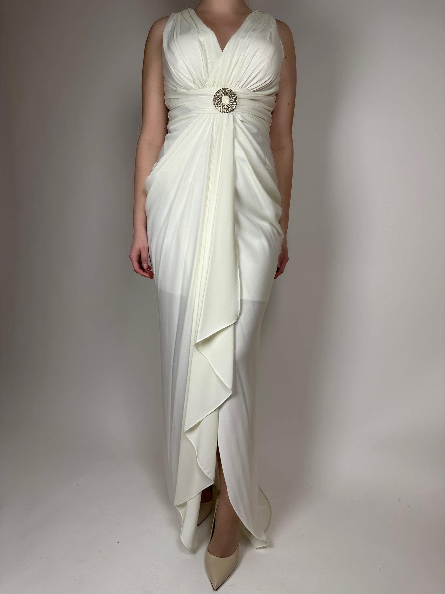 Бяла официална рокля без ръкави