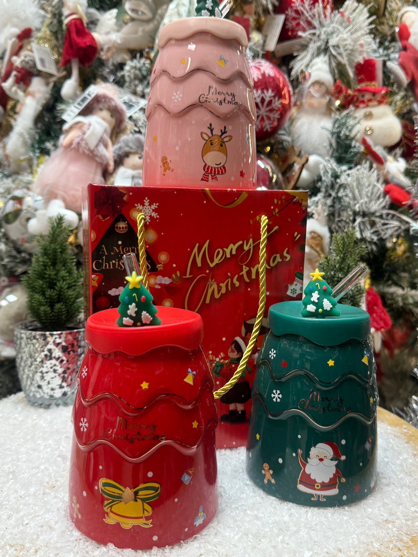 Подарък-червена чаена чаша със стъклена сламка и коледни мотиви