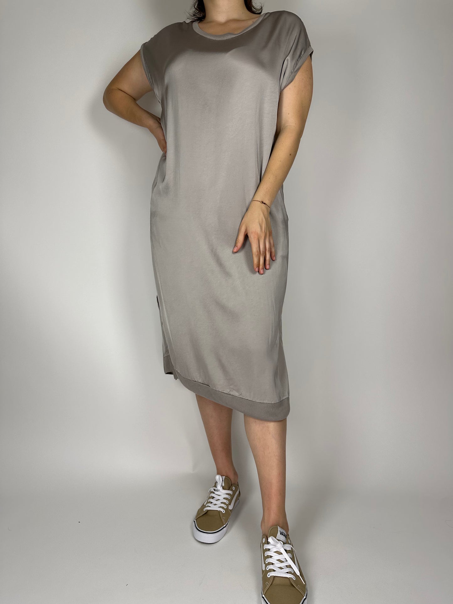 Рокля от сатенирана вискоза с паднал ръкав