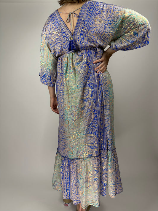 Индийска дълга рокля от поли-коприна с V-деколте, връзка на гърба и 3/4 ръкав – флорален десен