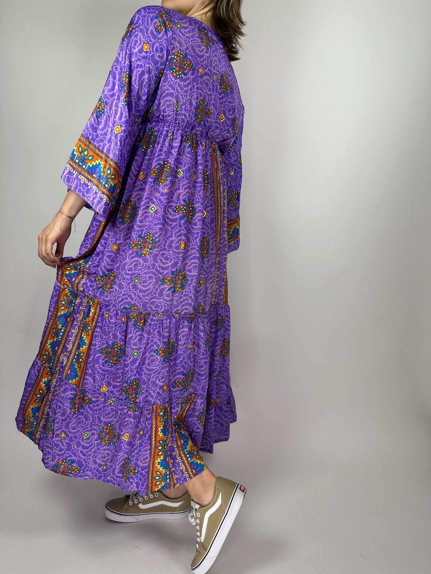 Индийска дълга рокля от поли-коприна с V-деколте, дълъг ръкав и волан – флорална