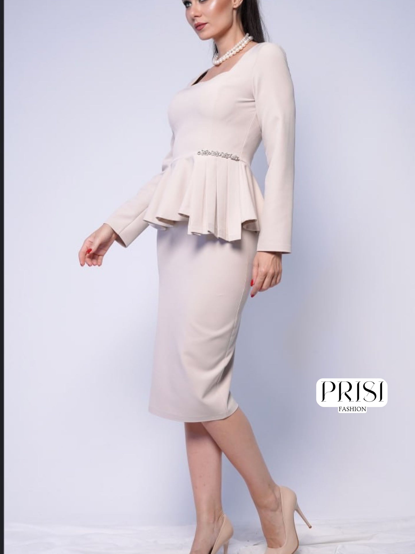 Елегантен костюм с пола и връхна част