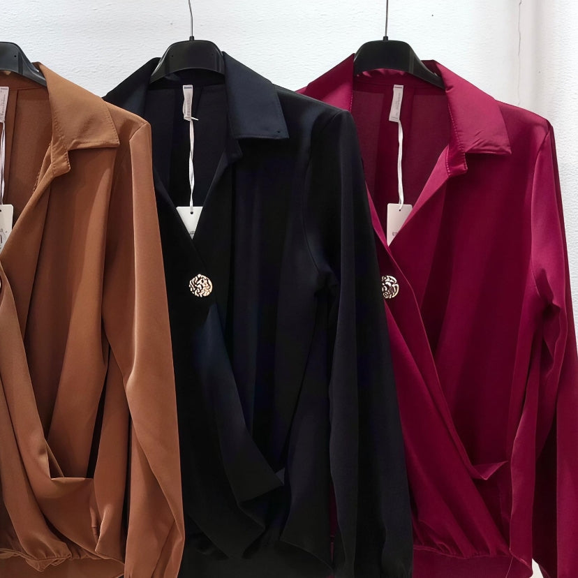 Елегантна дамска риза от фина и нежна материя, с ефектно „прегърни ме“ деколте