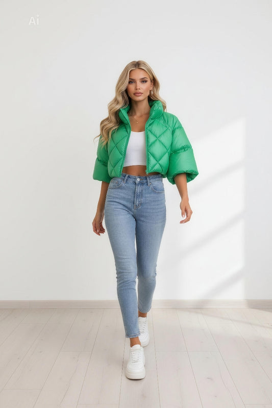 Късо яке със 7/8 ръкав, висока яка и акцентен широк цип