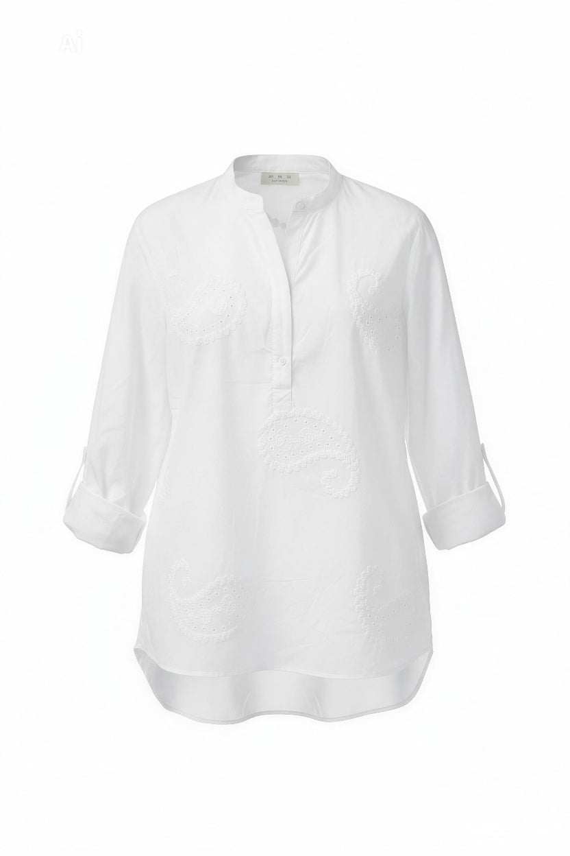 Елегантна бяла риза със свободна кройка и фино релефни бродерии