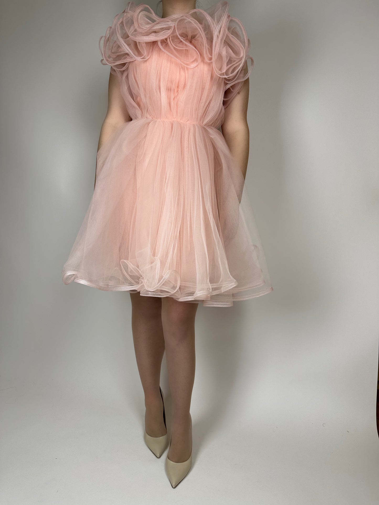 Къса рокля без ръкави, изработена от ефирен шифон