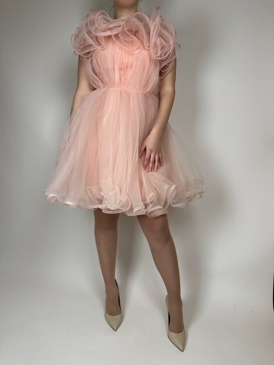 Къса рокля без ръкави, изработена от ефирен шифон