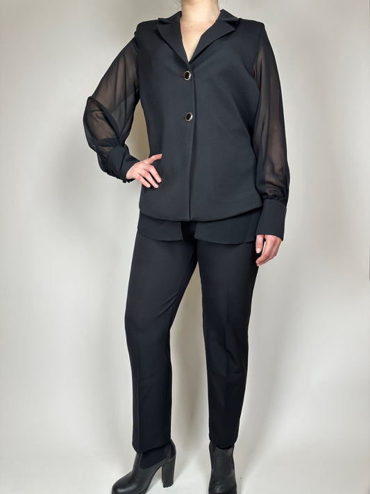 Костюм с класически панталон тип "цигара" и сако с ефектен шифонен ръкав