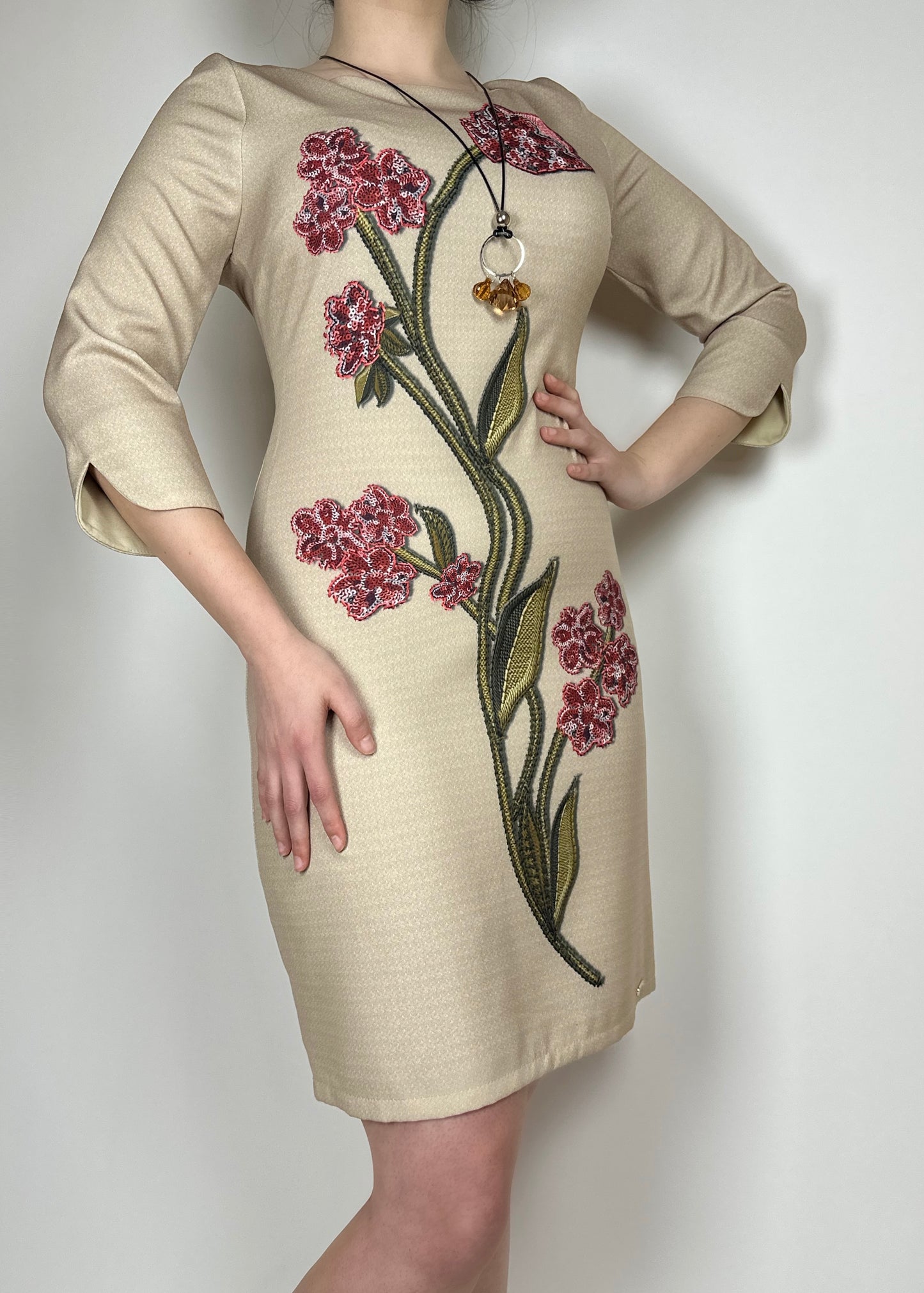 Елегантна къса рокля с флорални мотиви и 3/4 ръкави