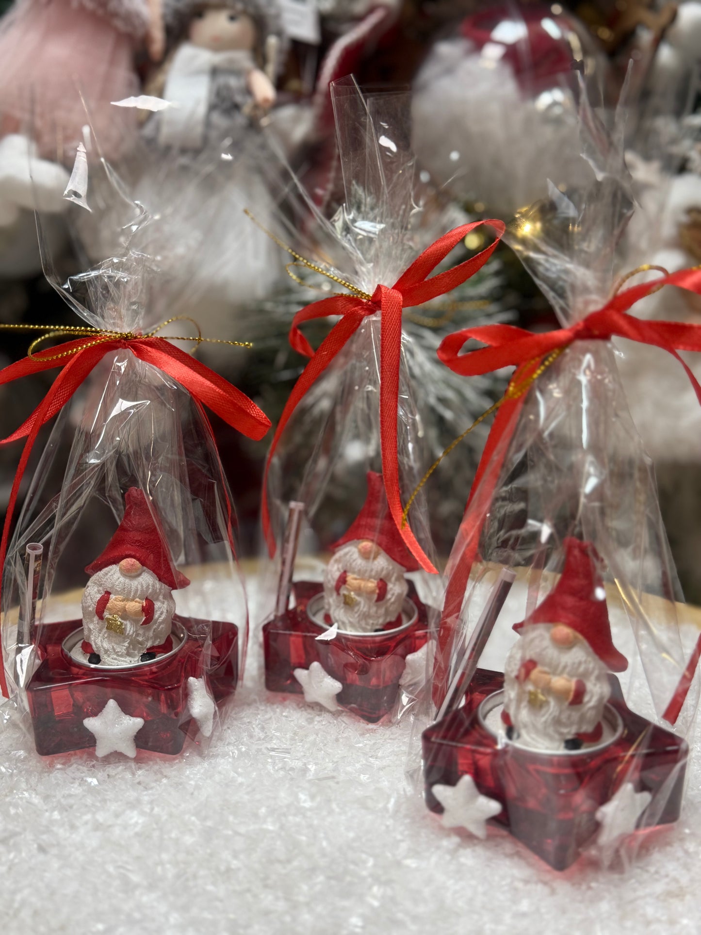 Подарък-червена чаена коледна свещ „Гномче“ със свещник-звезда и късметче