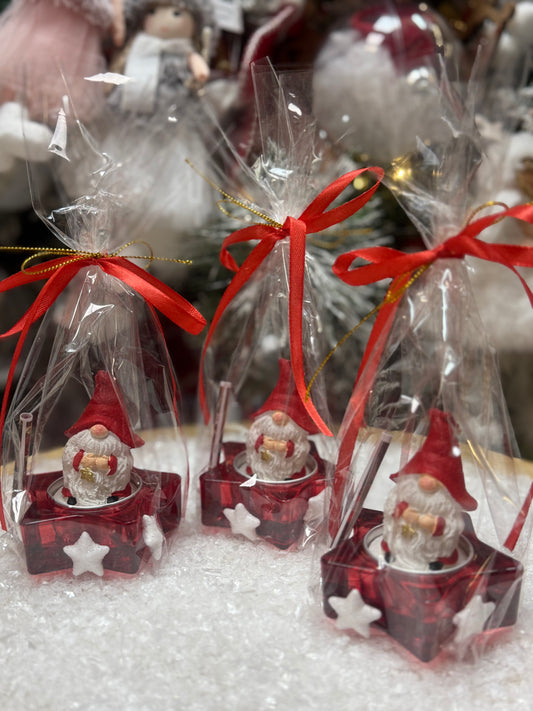 Подарък-червена чаена коледна свещ „Гномче“ със свещник-звезда и късметче