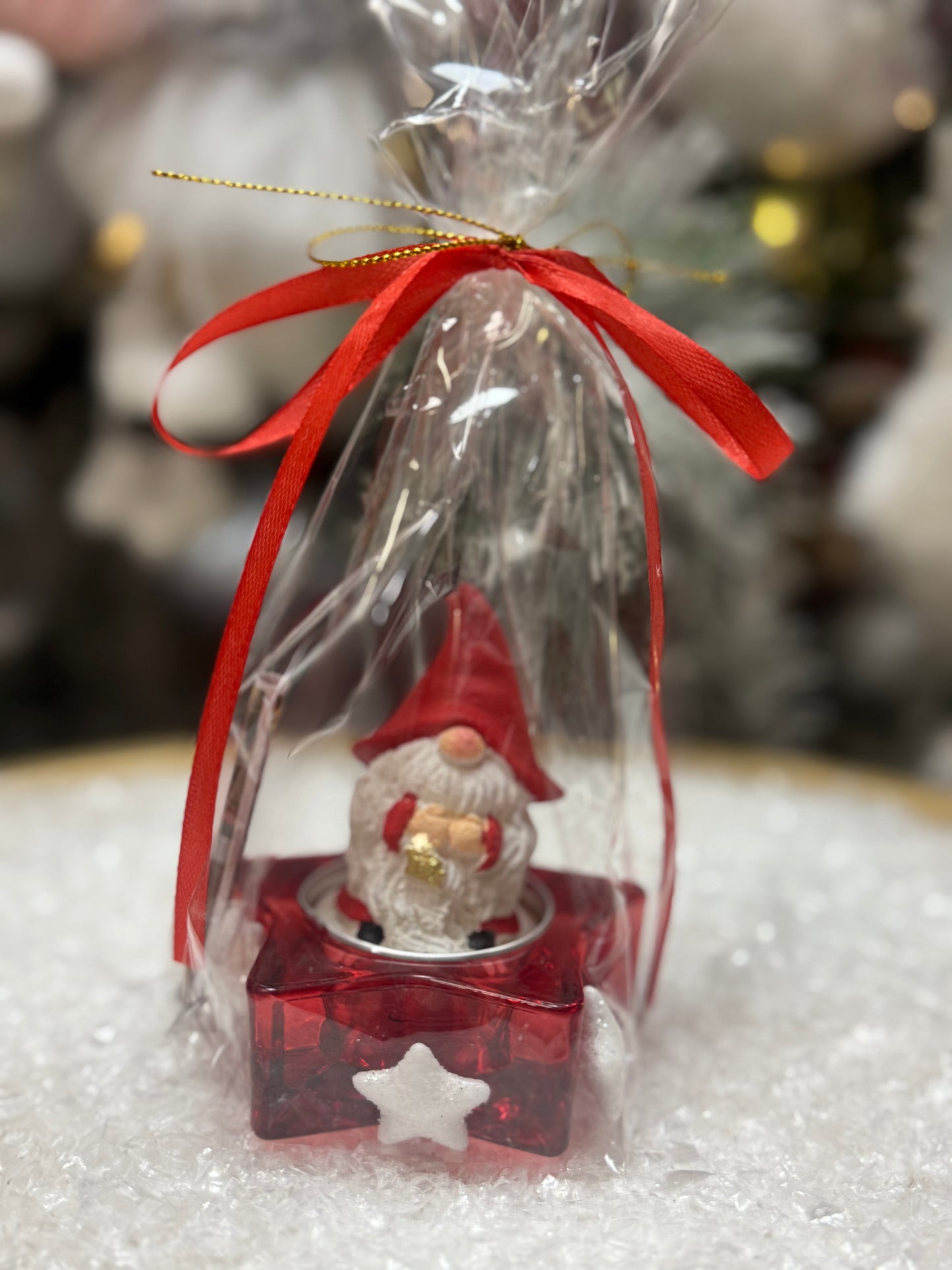 Подарък-червена чаена коледна свещ „Гномче“ със свещник-звезда и късметче