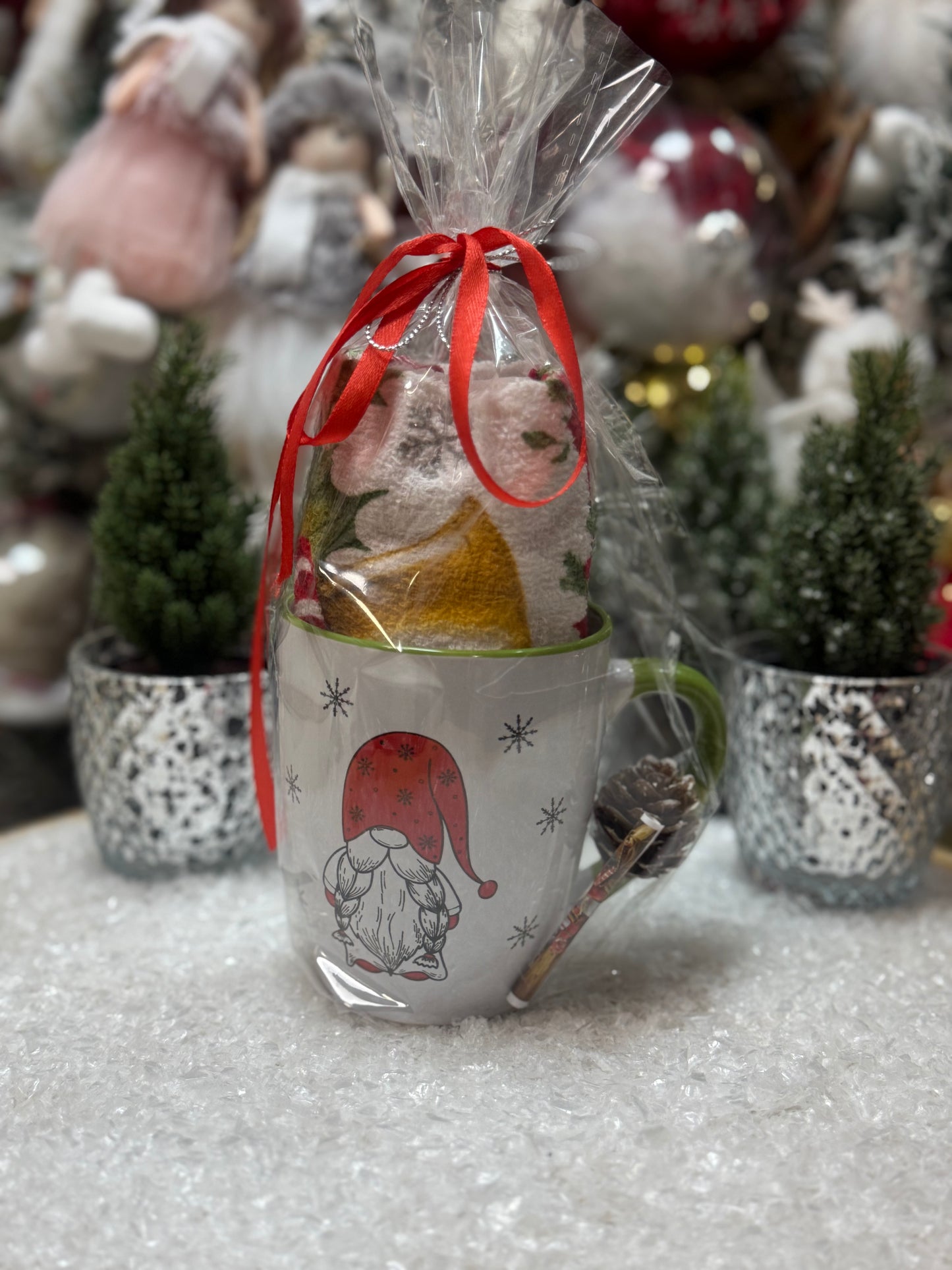 Комплект с коледни мотиви, чаша, хавлиена кърпа за ръце, шишарка и късметче.