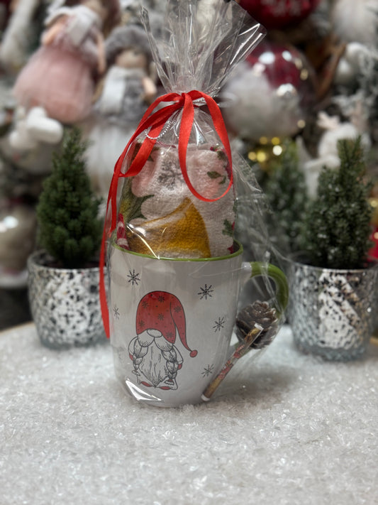 Комплект с коледни мотиви, чаша, хавлиена кърпа за ръце, шишарка и късметче.