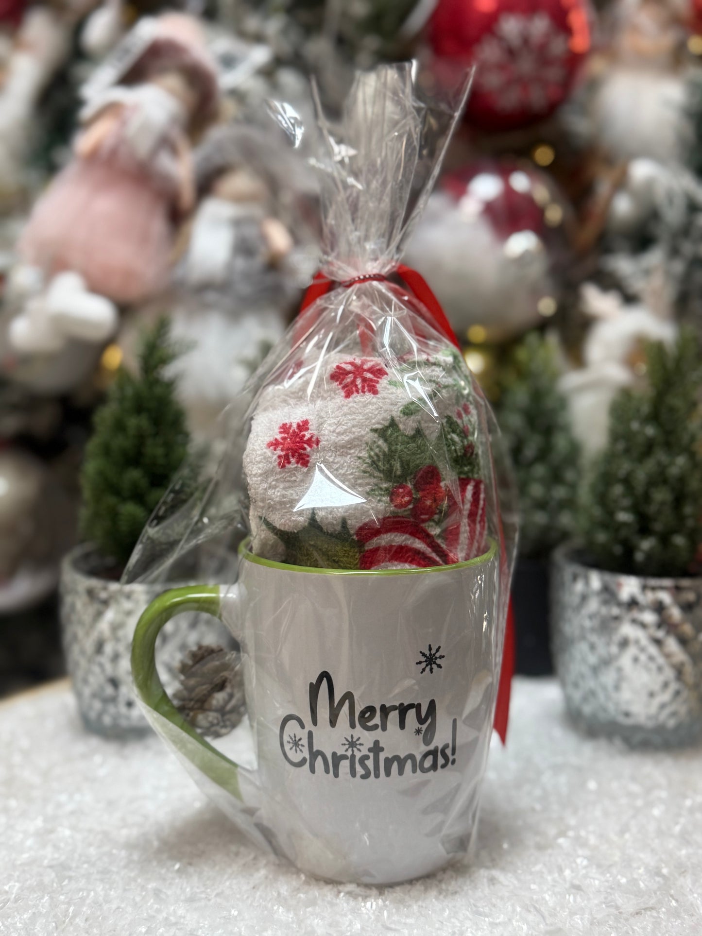 Комплект с коледни мотиви, чаша, хавлиена кърпа за ръце, шишарка и късметче.