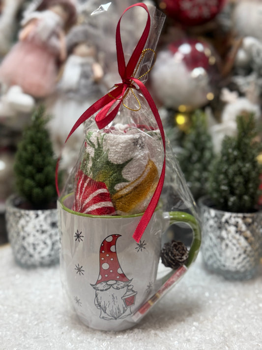 Комплект с коледни мотиви, чаша, хавлиена кърпа за ръце, шишарка и късметче.