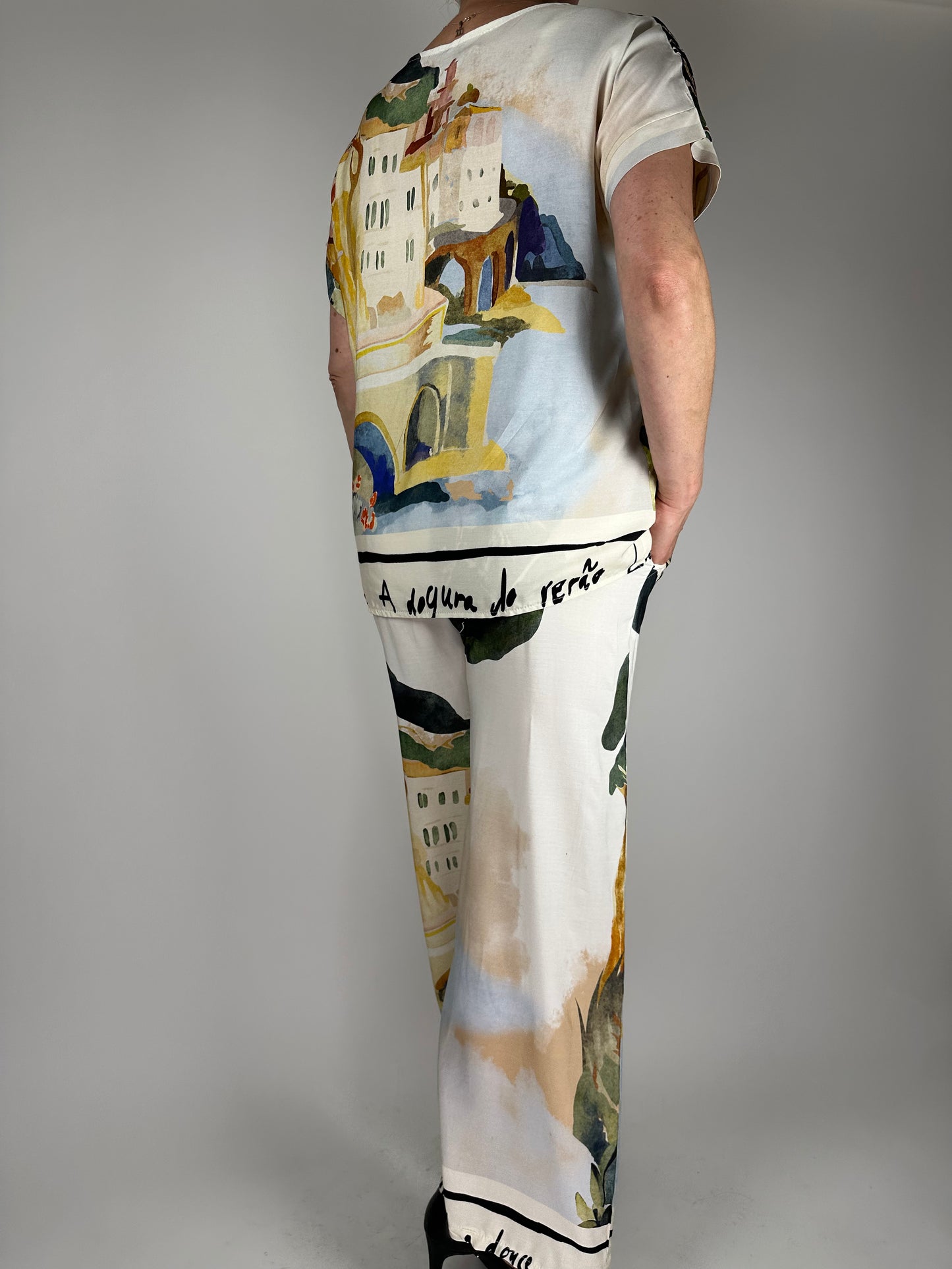 Стилна-лятна блуза с къс ръкав