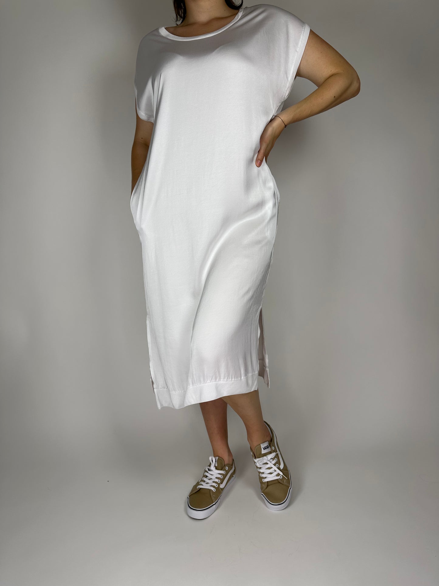 Рокля от сатенирана вискоза с паднал ръкав