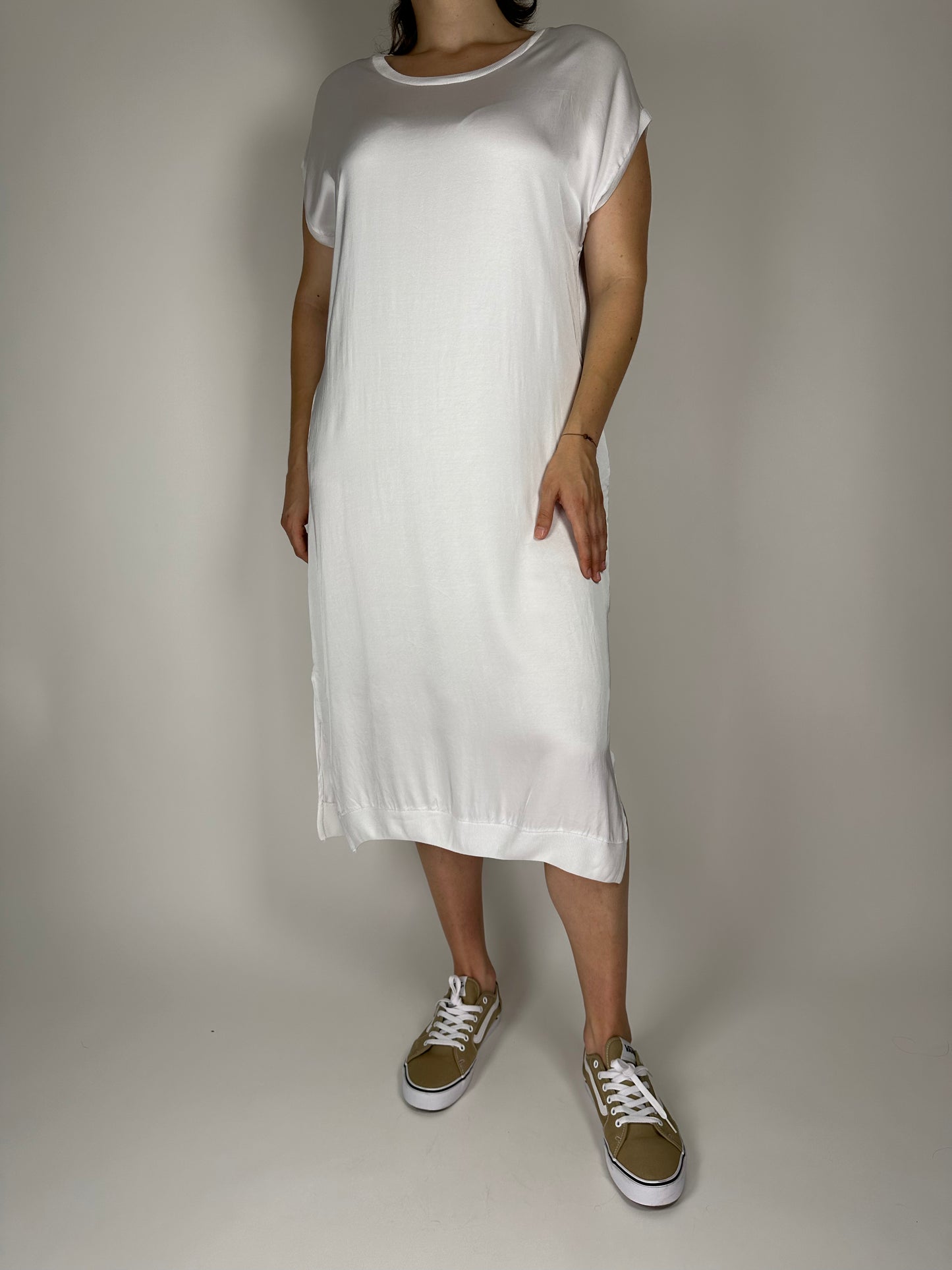 Рокля от сатенирана вискоза с паднал ръкав