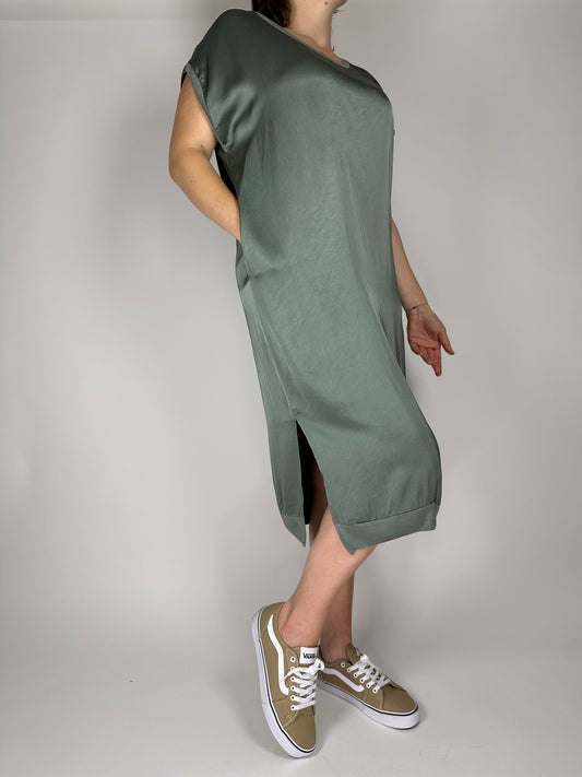 Рокля от сатенирана вискоза с паднал ръкав