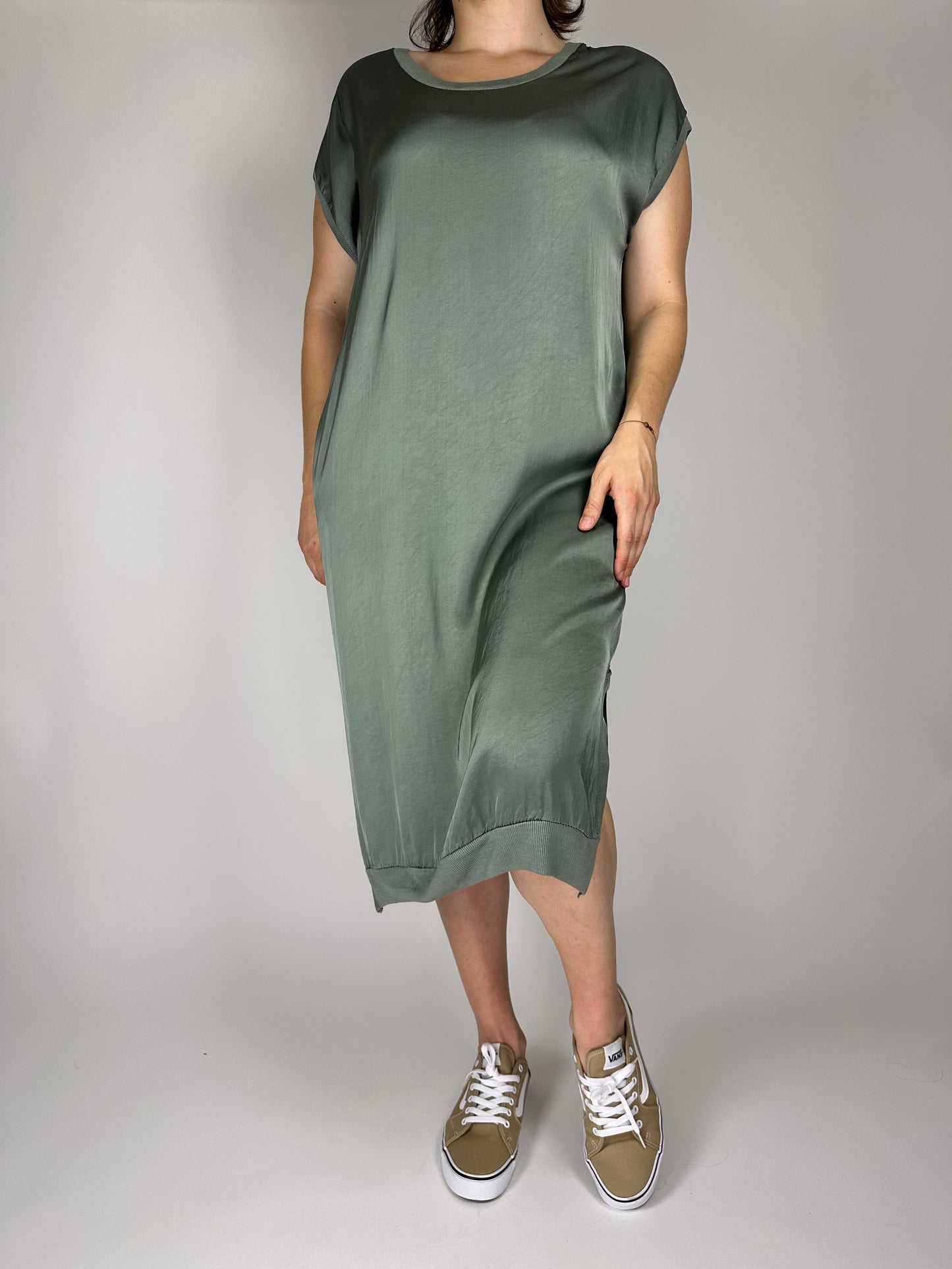 Рокля от сатенирана вискоза с паднал ръкав