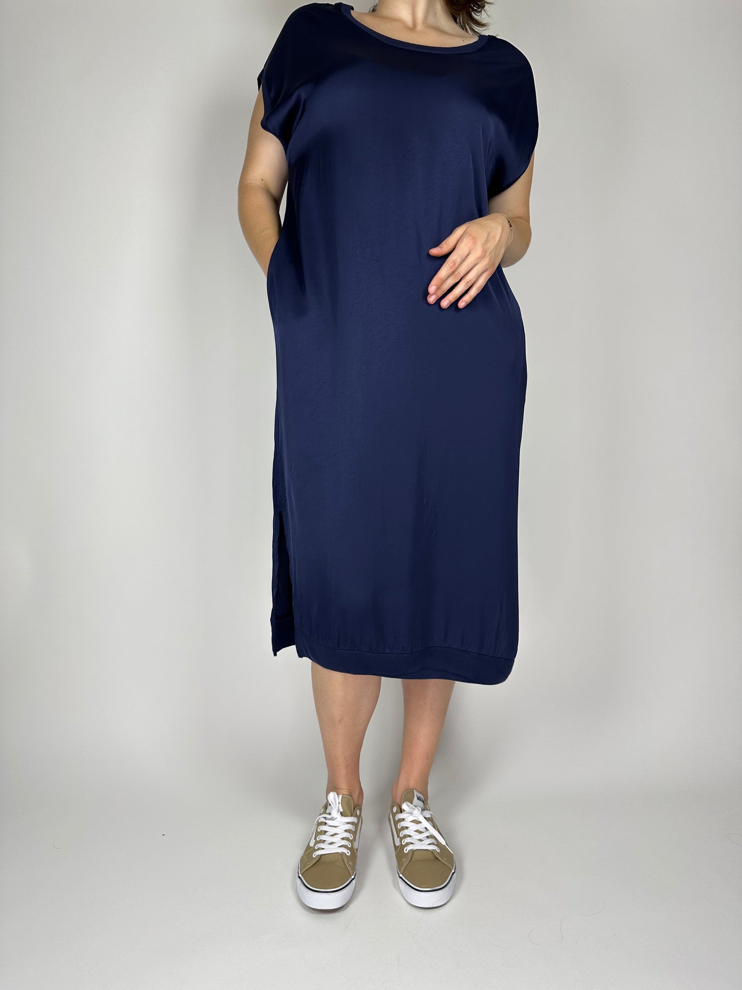 Рокля от сатенирана вискоза с паднал ръкав