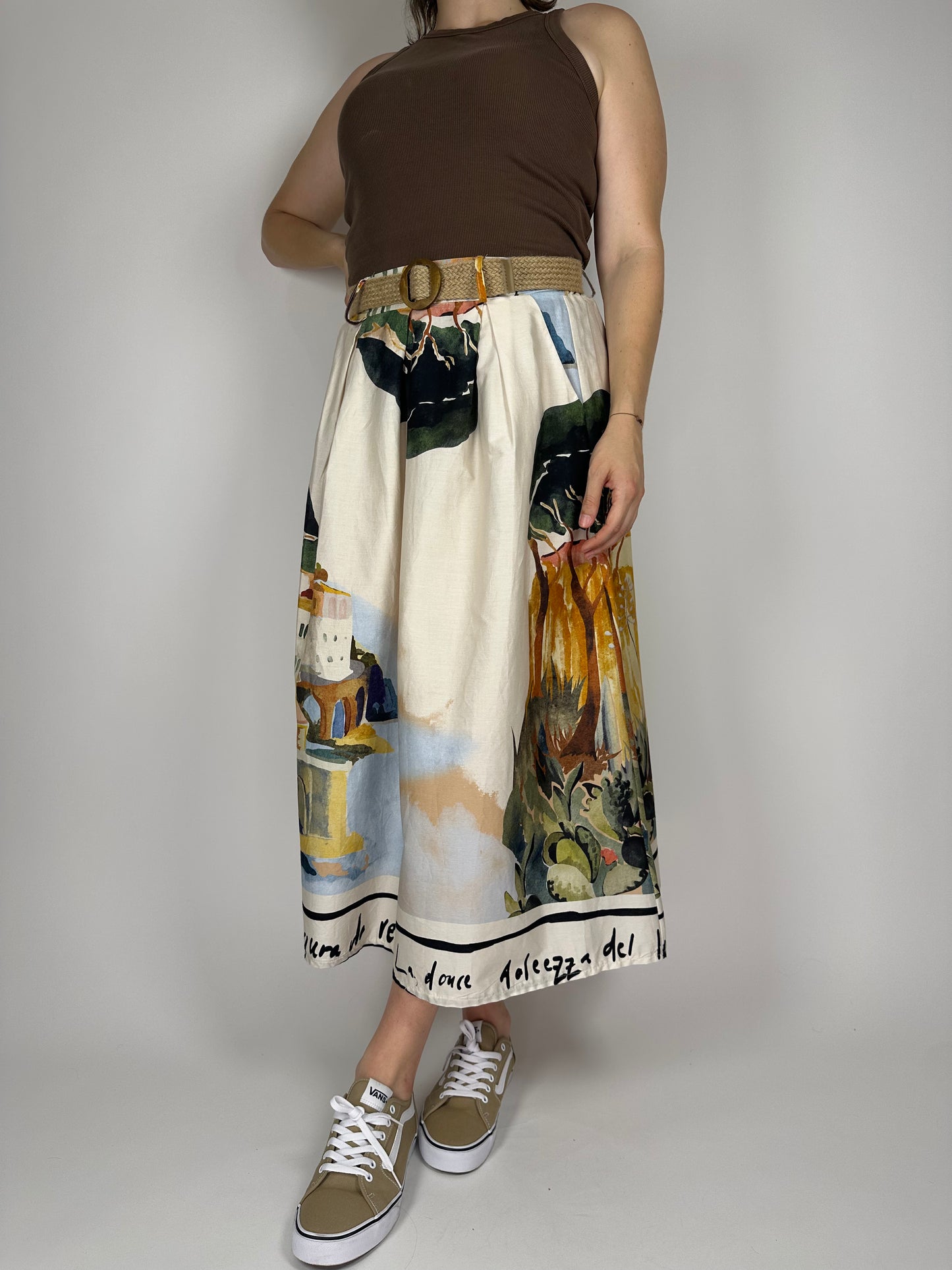 Дълга памучна пола с колан – разкроена кройка и цветен десен