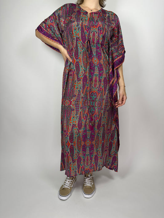 Дълга рокля, свободен силует със цепки отстрани