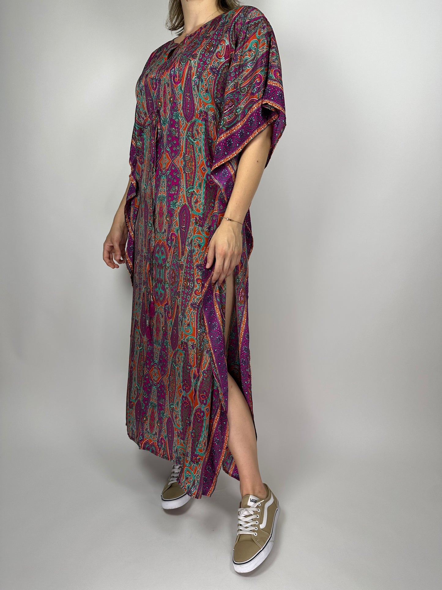 Дълга рокля, свободен силует със цепки отстрани