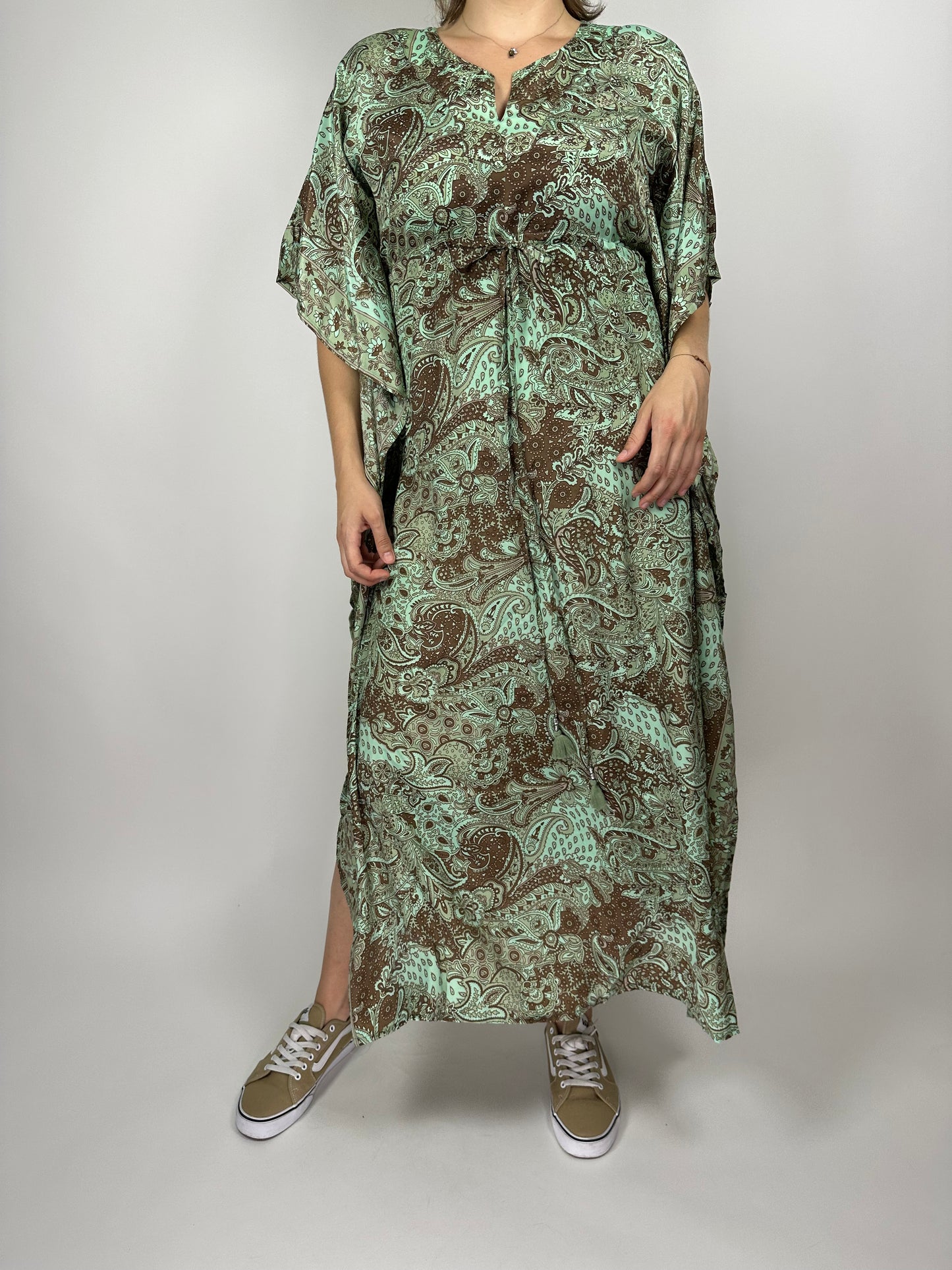 Дълга рокля, свободен силует със цепки отстрани