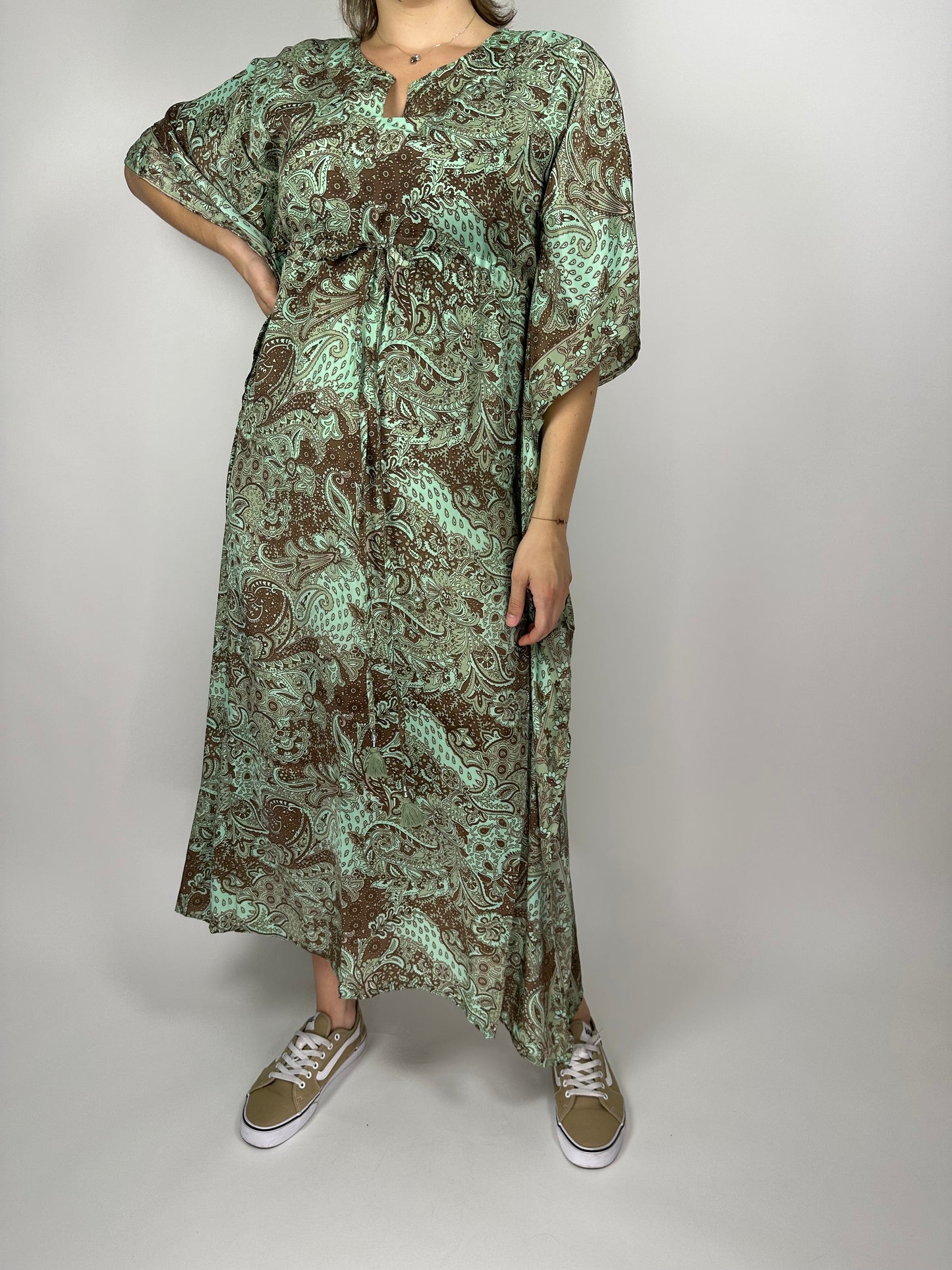 Дълга рокля, свободен силует със цепки отстрани