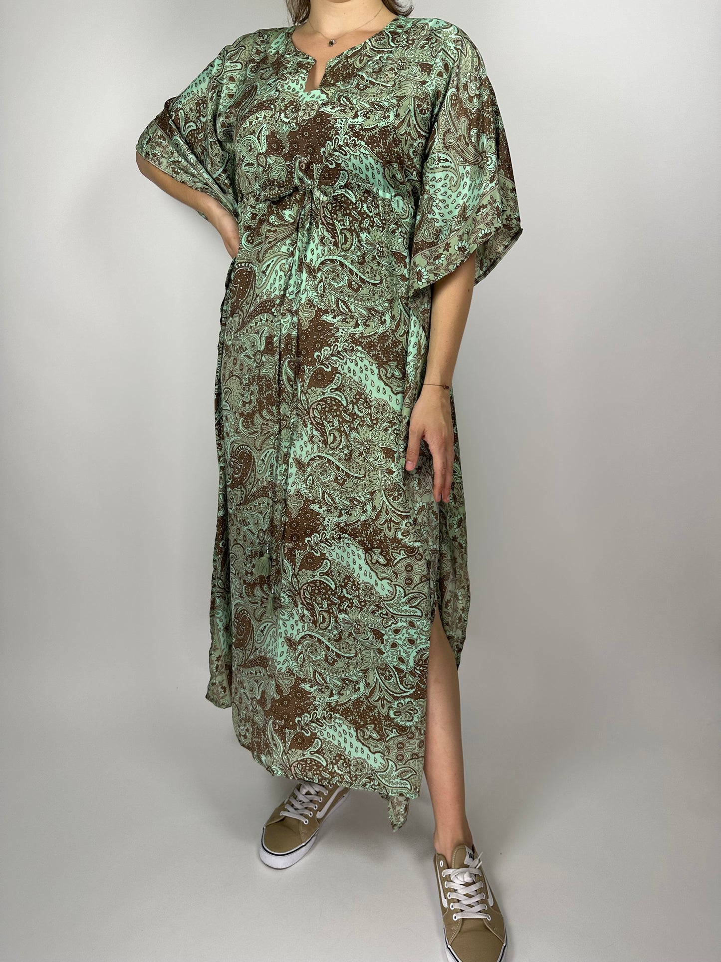 Дълга рокля, свободен силует със цепки отстрани