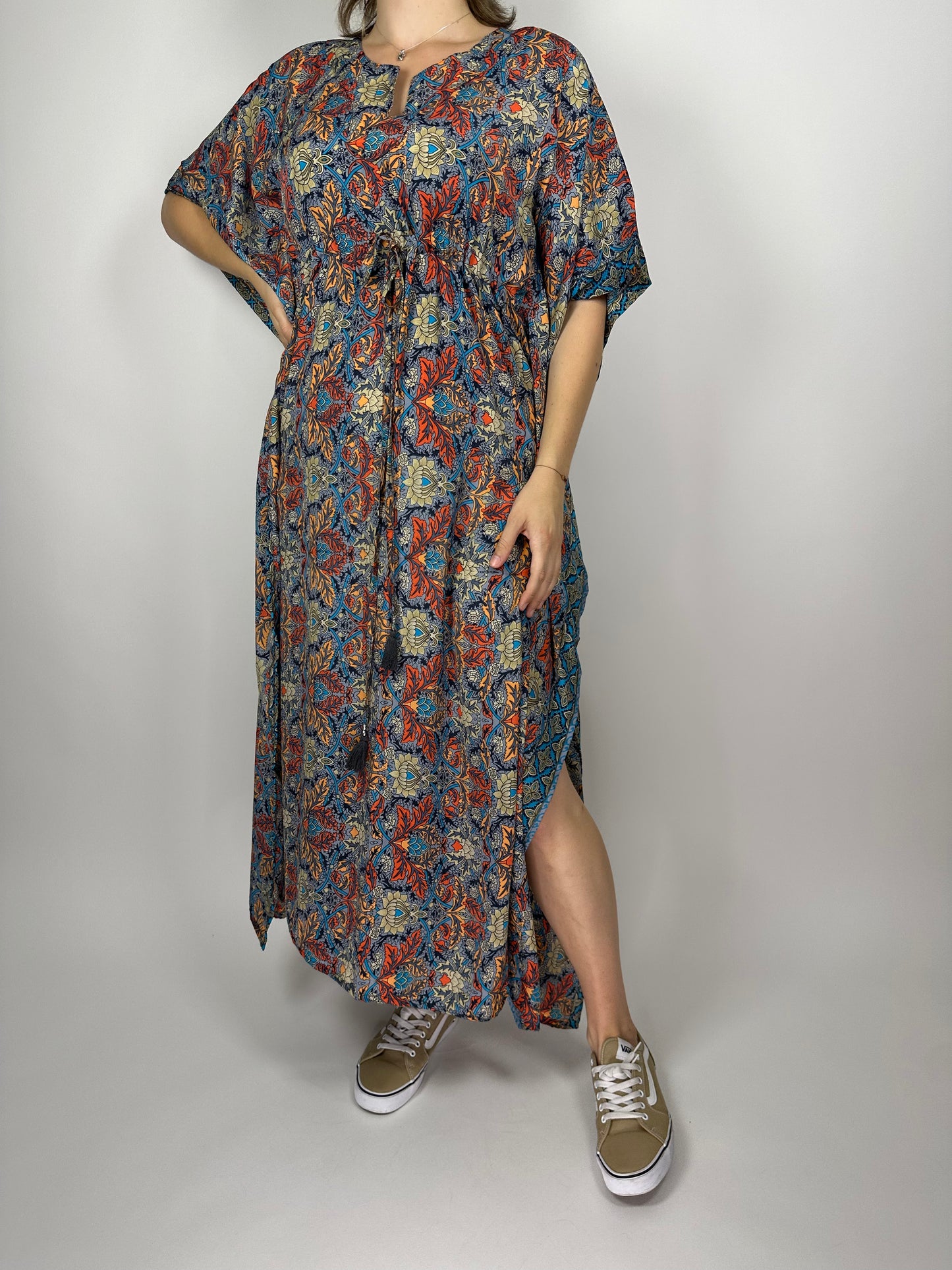 Дълга рокля, свободен силует със цепки отстрани