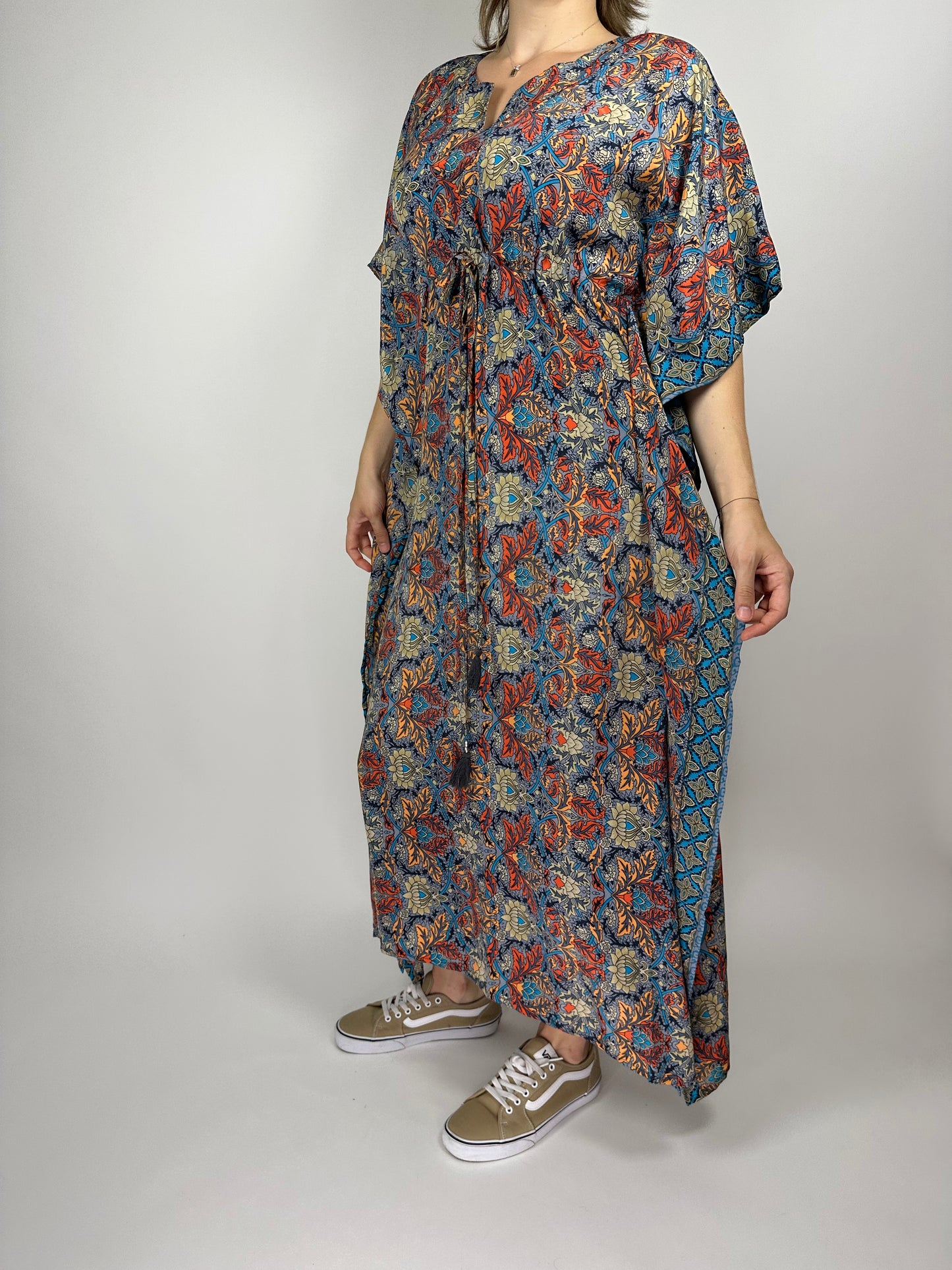 Дълга рокля, свободен силует със цепки отстрани