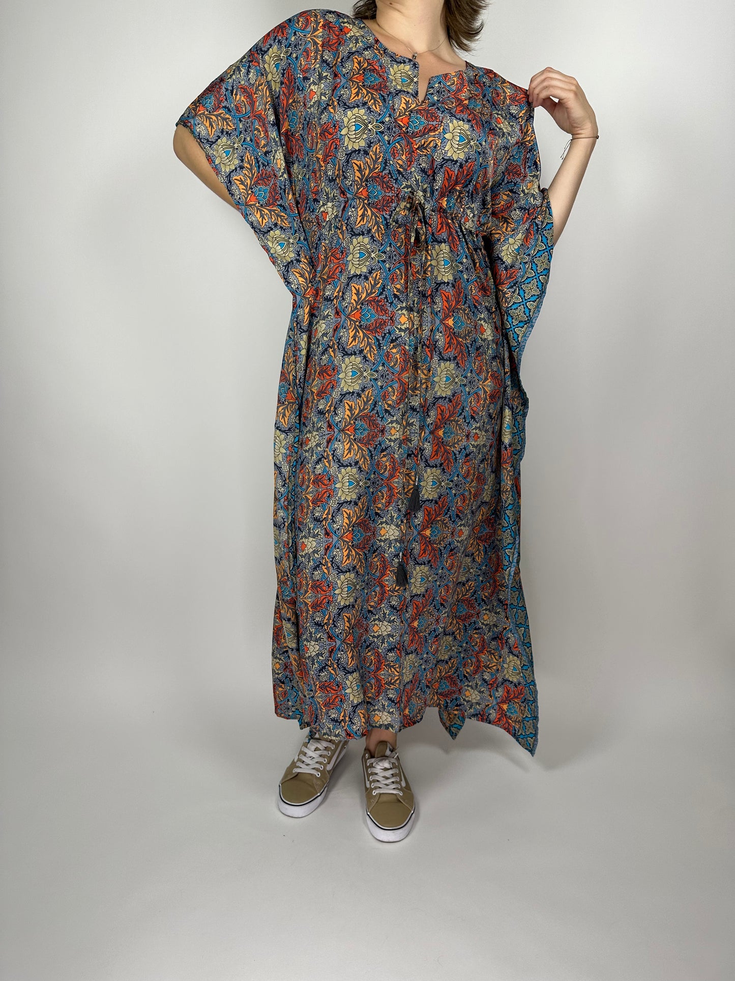 Дълга рокля, свободен силует със цепки отстрани