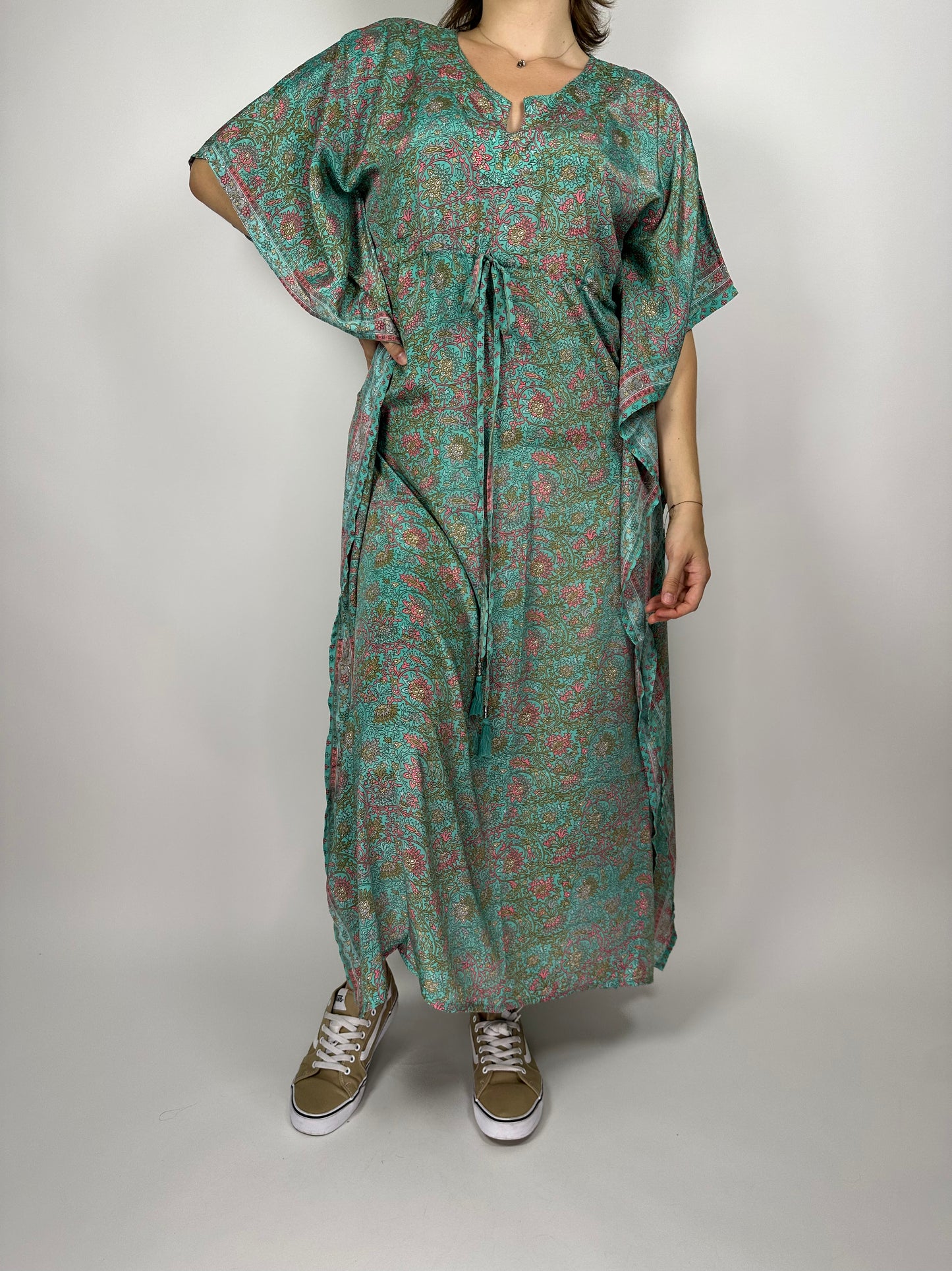 Дълга рокля, свободен силует със цепки отстрани