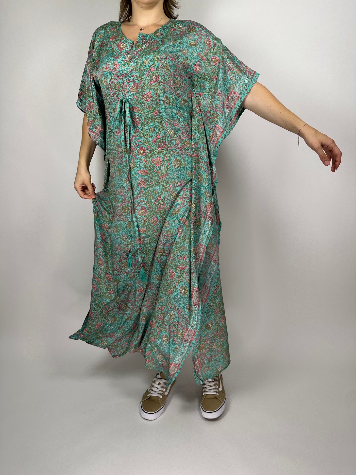 Дълга рокля, свободен силует със цепки отстрани