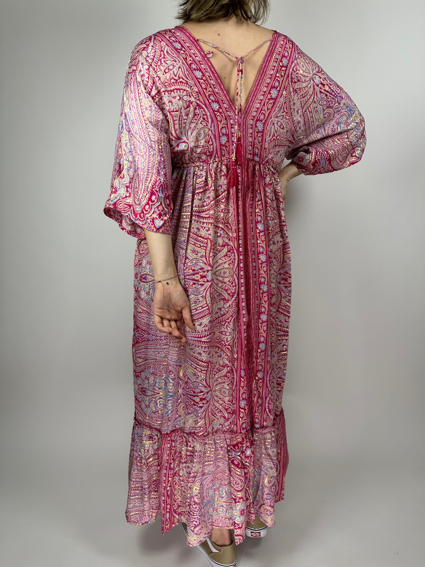 Индийска дълга рокля от поли-коприна с V-деколте, връзка на гърба и 3/4 ръкав – флорален десен