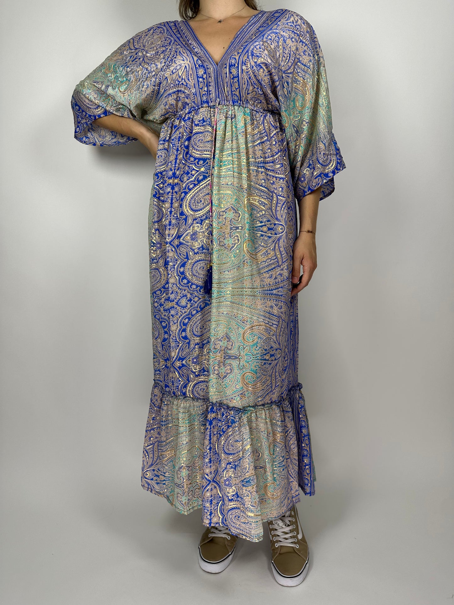 Индийска дълга рокля от поли-коприна с V-деколте, връзка на гърба и 3/4 ръкав – флорален десен