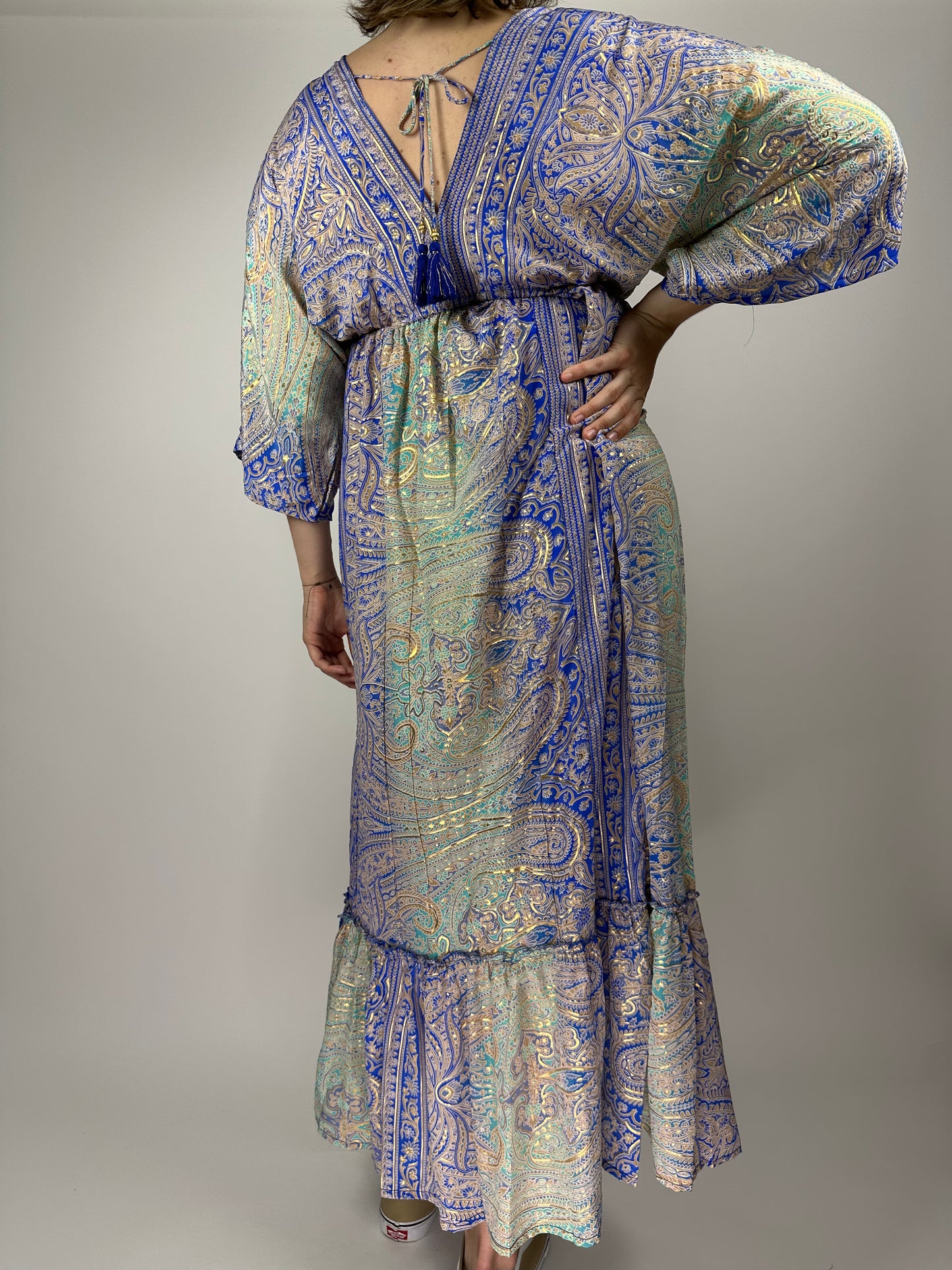 Индийска дълга рокля от поли-коприна с V-деколте, връзка на гърба и 3/4 ръкав – флорален десен