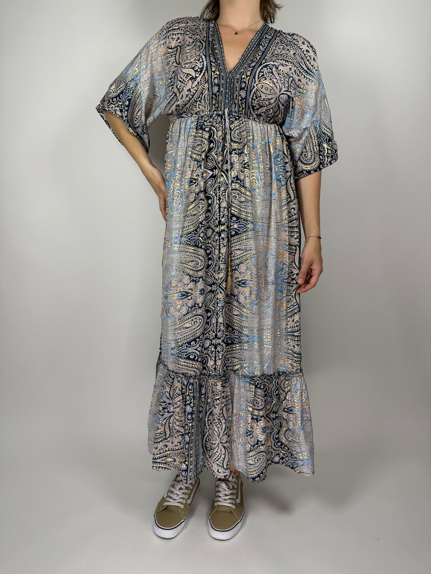 Индийска дълга рокля от поли-коприна с V-деколте, връзка на гърба и 3/4 ръкав – флорален десен