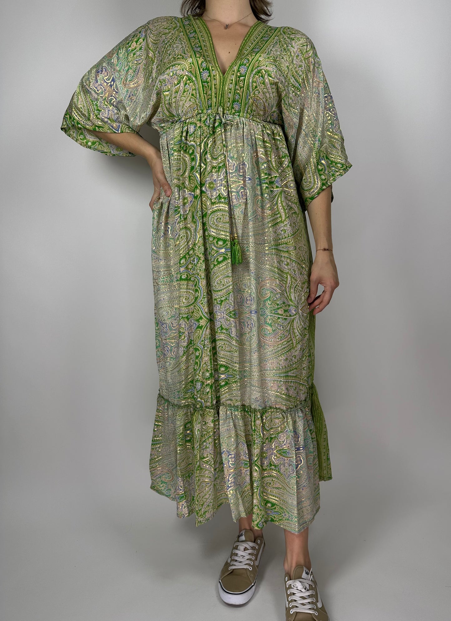 Индийска дълга рокля от поли-коприна с V-деколте, връзка на гърба и 3/4 ръкав – флорален десен