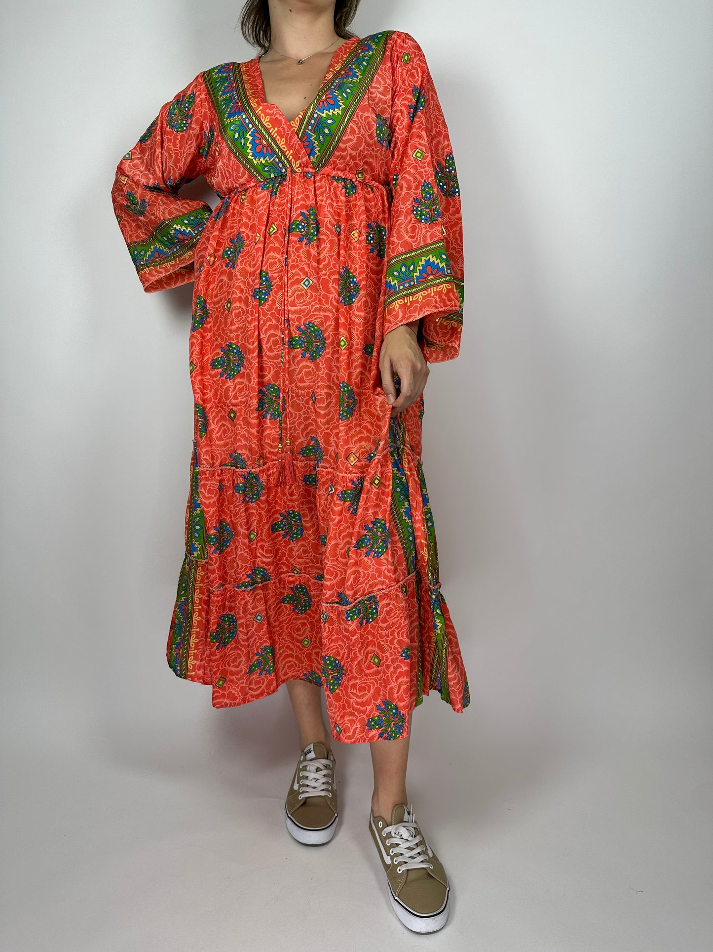 Индийска дълга рокля от поли-коприна с V-деколте, дълъг ръкав и волан – флорална