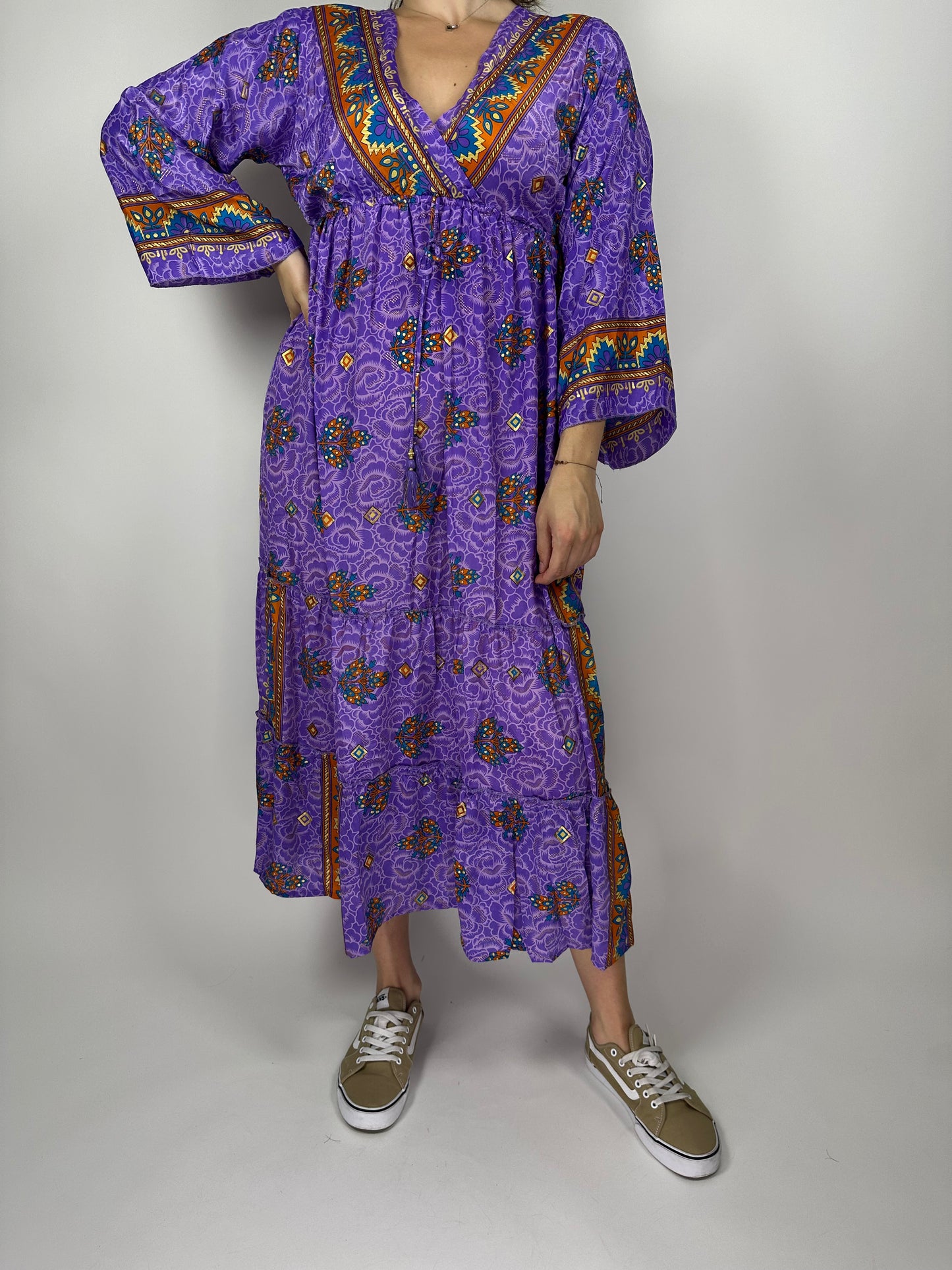 Индийска дълга рокля от поли-коприна с V-деколте, дълъг ръкав и волан – флорална