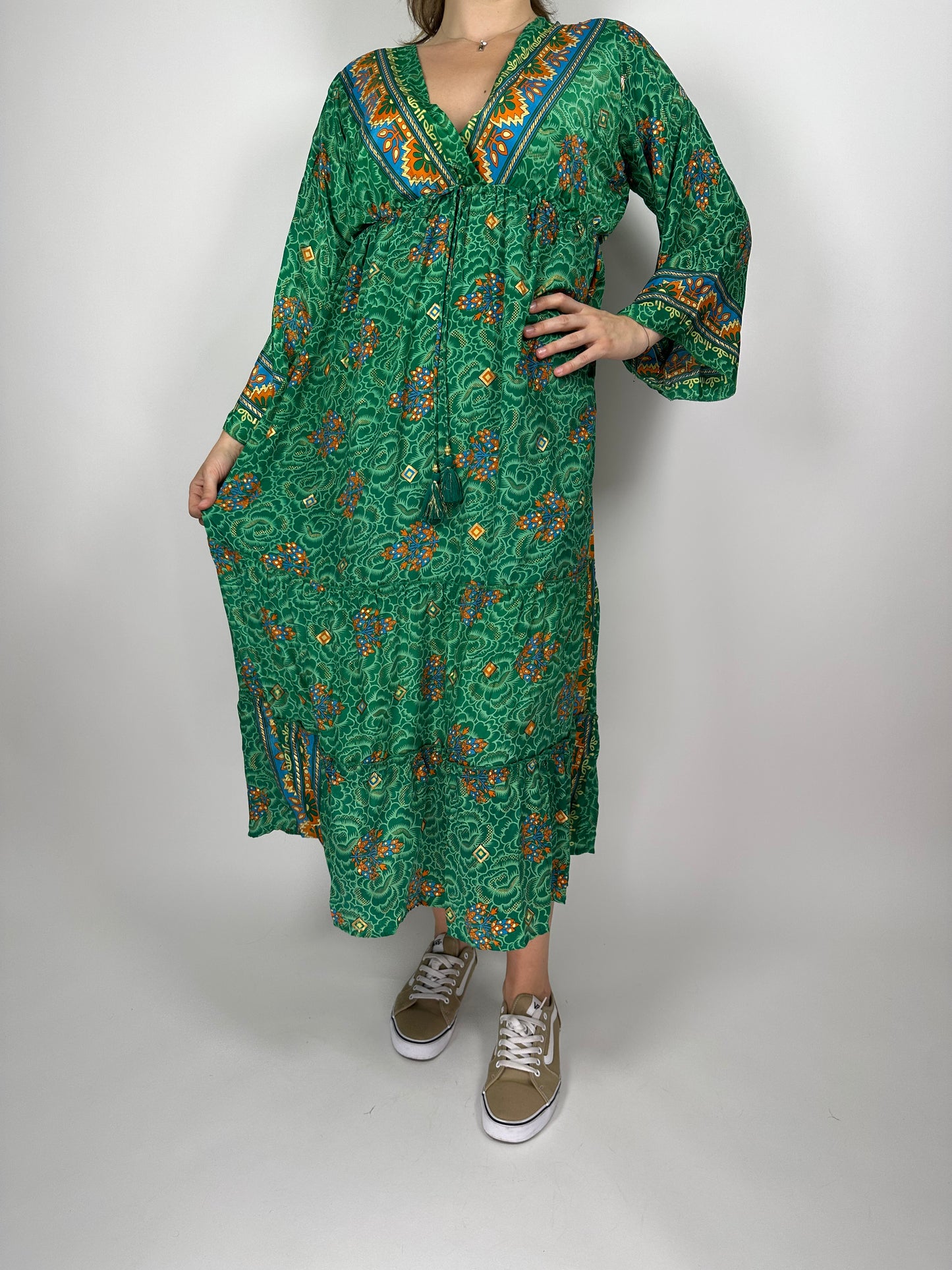 Индийска дълга рокля от поли-коприна с V-деколте, дълъг ръкав и волан – флорална