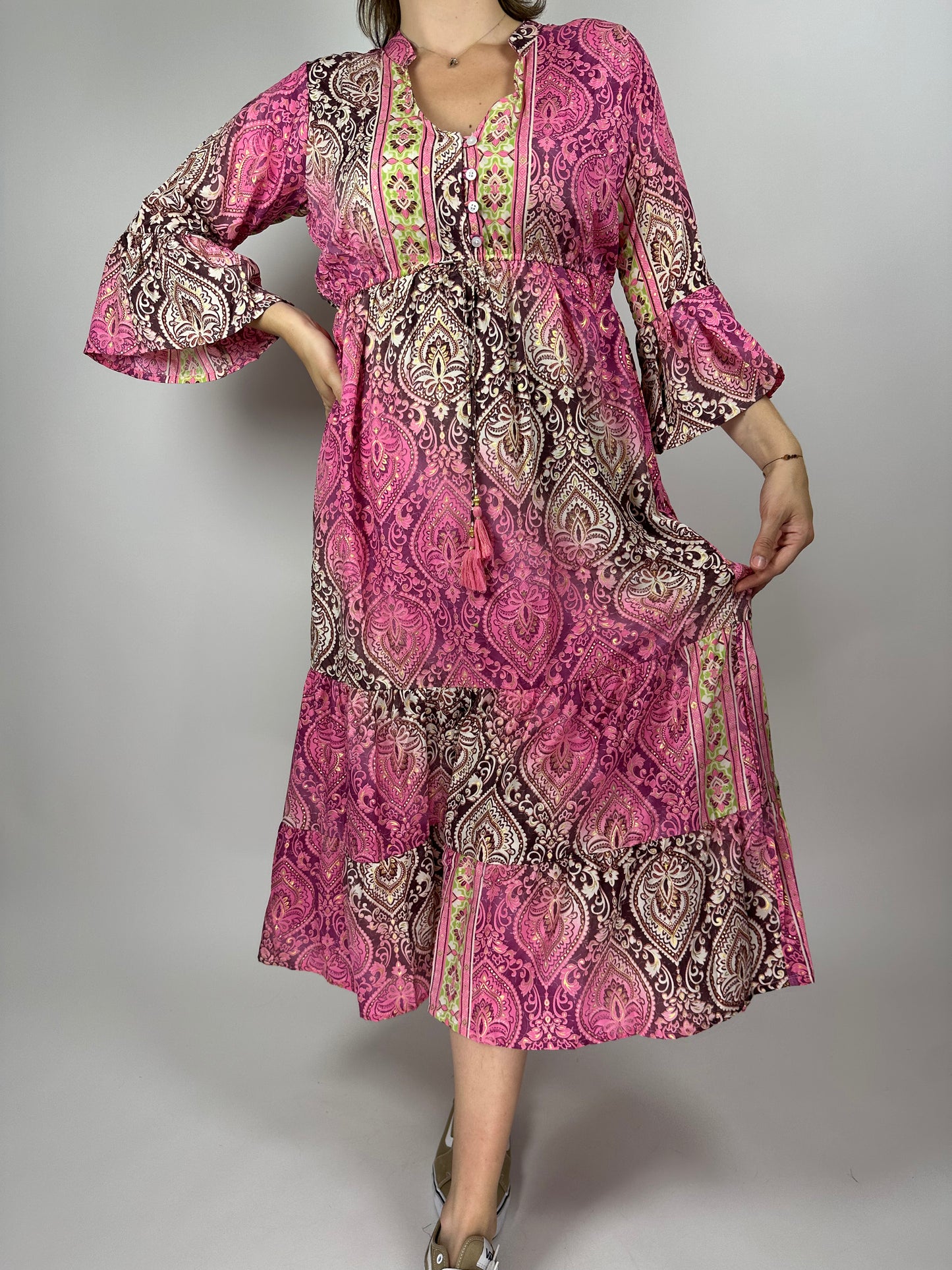 Индийска дълга рокля от поли-коприна с V-деколте, копчета и волан – флорален десен